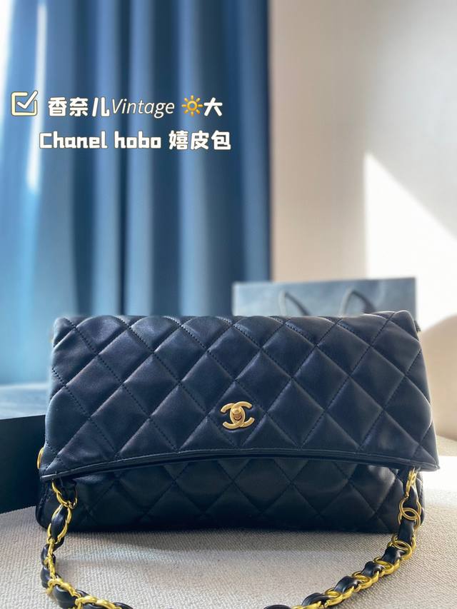 Chanel Hobo 嬉皮包 慵懒随性又好背 上身满满的惊喜 高级慵懒又随性 彻底心动的一只 Size：大号38 38