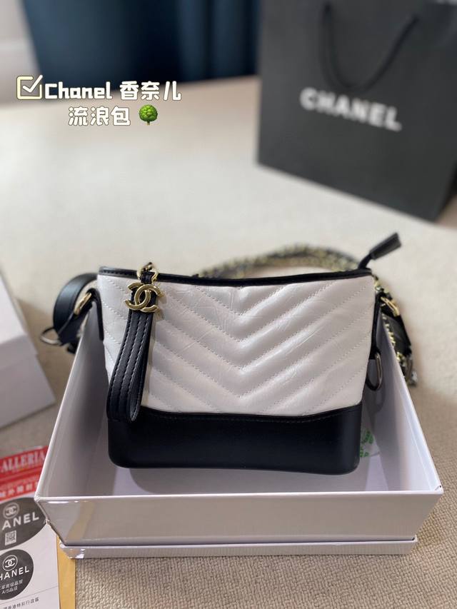 配盒 Chanel 小香流浪包 版型拿到手无敌的挺 底部做的很硬 所以版型出来很挺五金链条也是用的好五金 [愉快]面料用的大象纹合成皮绝对推荐