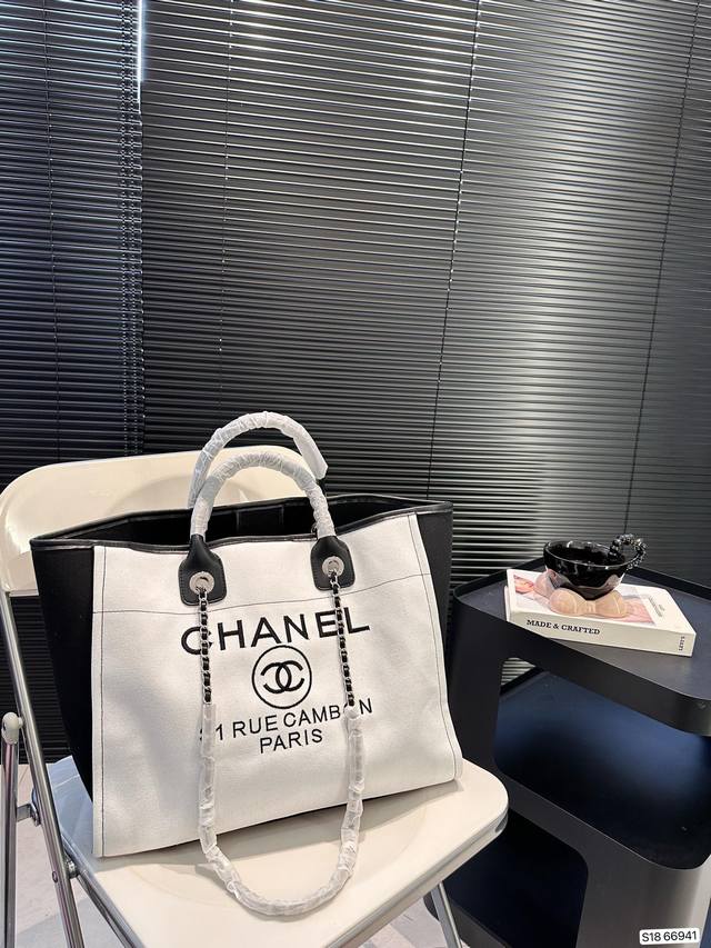 Chanel 新款香奈儿沙滩包购物袋 Chanel沙滩包每年都会出新的款 跟老款不同的logo装饰更加高端大气 容量超级可妈咪包