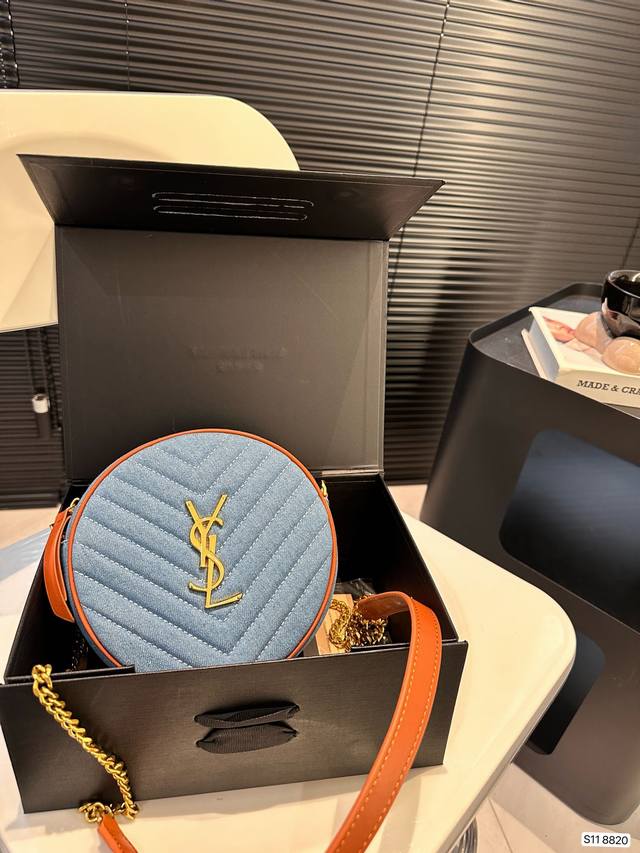 配折叠盒子 Ysl 圣罗兰 圆饼包牛仔包 满满的设计感 非常知性优雅 超级高级的时尚单品 实物绝对惊艳到你 Dd