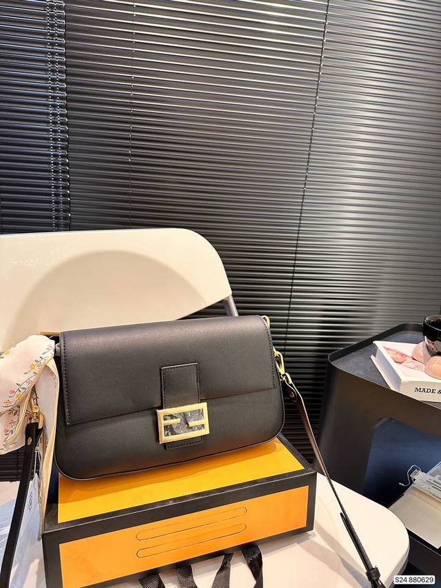 折叠盒 Fendi Baguette芬迪法棍包中号第一眼就觉得砸中了我。加上中号有一根较长的肩带，非常实用。装两个手机，钱包，钥匙，墨镜，口红，粉饼都毫