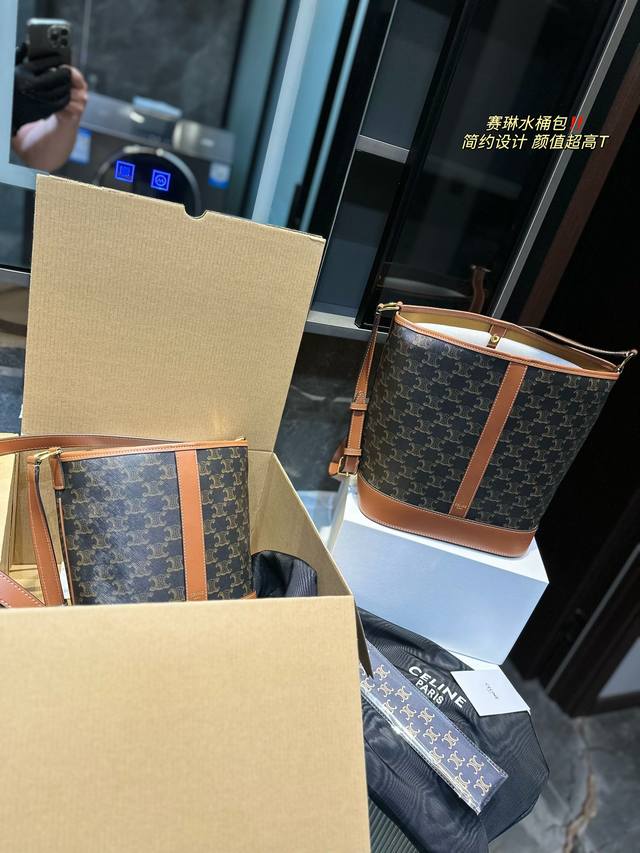 礼盒包装 Celine 赛琳新款mini水桶包 包身简洁利落，仅用浮雕凯旋门 Logo做装饰，带点文艺潇洒的味道↗ 柔软而且自重