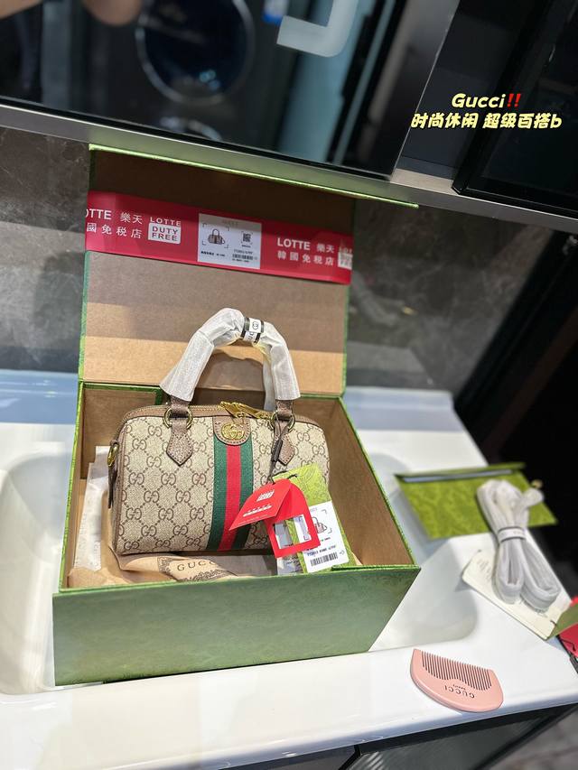 『古驰』Ophidia 系列gg小号手提包 作为品牌经典之作，Gg Supreme帆布已然成为 Gucci 设计世界的主打面料，该面料在品牌新推