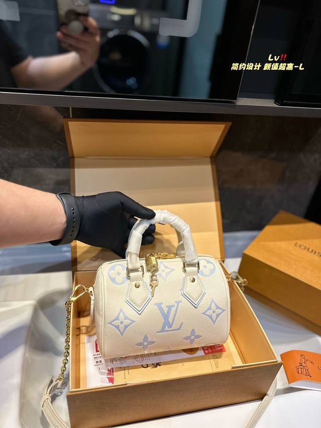 礼盒包装 Lv Speedy 20Cm枕头包 无论版型 内里和专柜毫无差别 真正原版复刻 内里可拆卸 火遍全球的爆款机场大包 机车女神包 明星同款 贵气