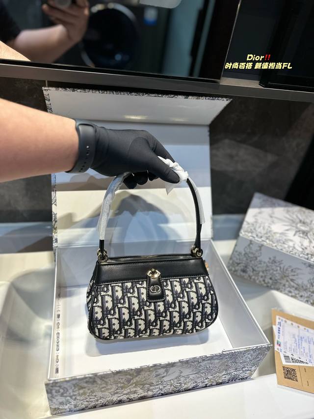 礼盒包装 迪奥新款 Dior Key 复古优雅包包，2023春夏成衣系列发布秀的主打单品 精美时尚展现极具复古风情的包款,饰以旋钮式 Cd标志扣