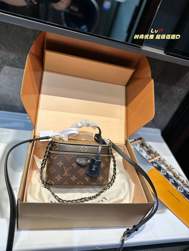 礼盒包装 Lv 2024 Vanity Chain Pouch 手袋/包包 Vanity Chain Pouch 手袋以经典化妆箱为灵感，同样采