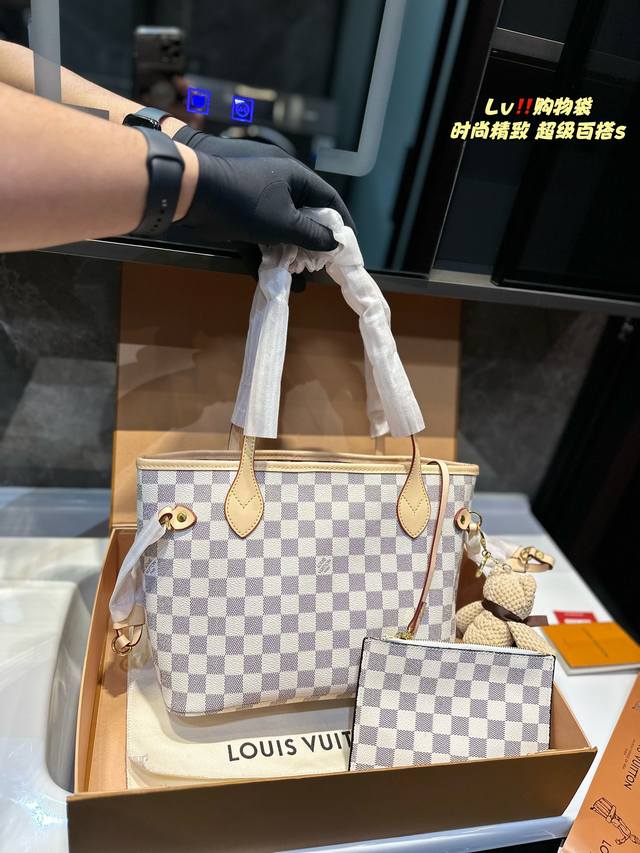 礼盒包装 Lv 白格购物袋 Neverfull 全新演绎经典手袋，探索袋内精致细节。重新设计的内袋采用了清新的织物内衬和灵感源自档案馆的复古细节，最值得