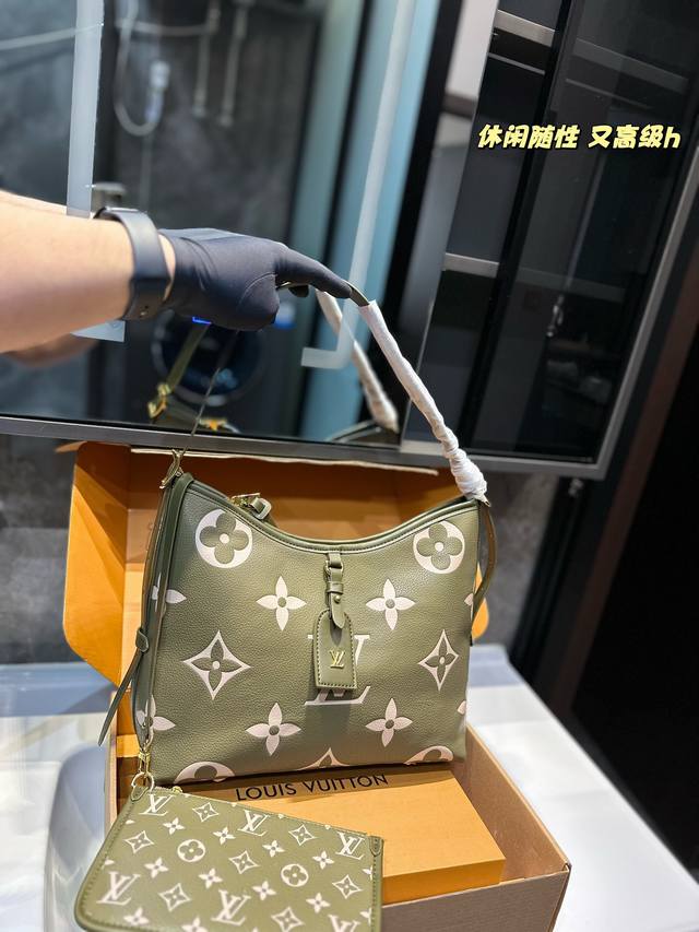 Lv Carryall 新款购物袋 这款包真的太有味道了，浓浓的复古风情，Vintage 的精髓体现的淋漓尽致，灵感源自档案馆的复古细节，尤其值得称道的莫过于可