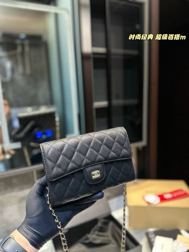 折叠礼盒 Chanel 香奈儿发财 一款随身小包推荐给大家！香奈儿woc新款发财包 可斜挎单肩 链条可收入包内作为手包使用 上身后超显大气， 别看小小的