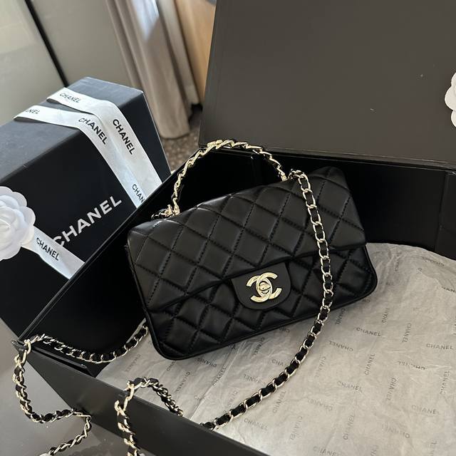 折叠礼盒官网飞机盒” Chanel 24K 手柄大mini Handle 这季手柄跟以往不一样，金属装饰是加分项， 更加精致复古，容量一 - 点击图像关闭