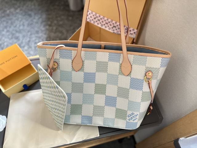 Lv Nf 24新品 Neverfull 购物袋！入门级的款式哦！绝对的终身款！此物经典不言而喻！街拍和实用都是非常nb的选择！大家拿到后可以感受下，皮质颗粒之