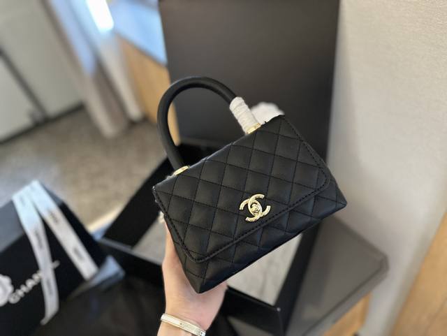 鱼子酱牛皮 “折叠礼盒官网飞机盒” 以coco仙女小姐本尊命名的coco Handle Bag~盐手上这只是coco Handle Mini款它是香奈儿 - 点击图像关闭