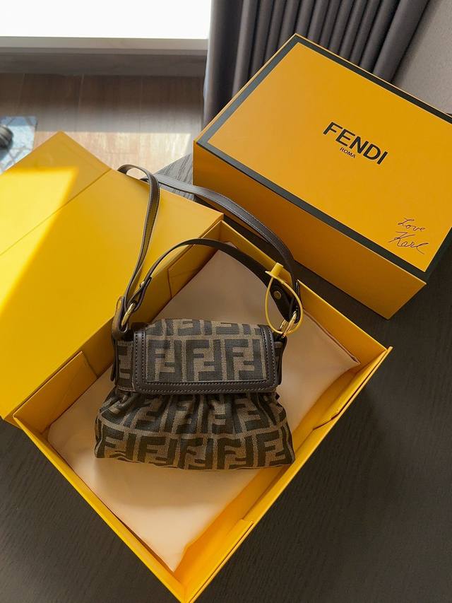 配盒 升级版 Size：20*13 Fendi 芬迪mini饺子包 中古小饭盒包 可爱百搭又实用 手提斜挎！