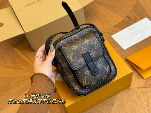 配折叠盒飞机盒 Size：15*18Cm Lv 复古相机包 帅爆啦！ Vintage产品真的超心动！ 黑皮小扣搭配黑皮肩