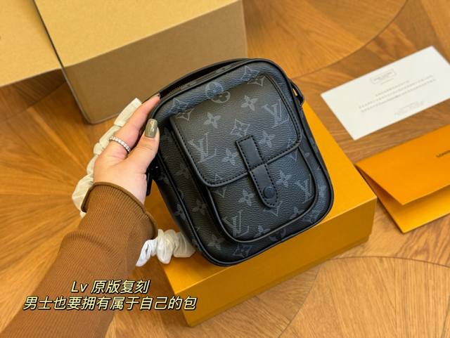 配折叠盒飞机盒 Size：15*18Cm Lv 复古相机包 帅爆啦！ Vintage产品真的超心动！ 黑皮小扣搭配黑皮肩