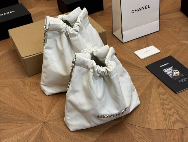 飞机盒 升级版 Size：36*36Cm 30*30Cm 太好搭配了呜呜呜 Chanel 22Bag更酷哦！ 升级后皮子摸着更舒