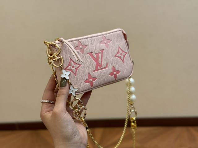 配盒 Lv 新款麻将包 限定款哦！ 限量小装饰太啦！ 尺寸15.5×10.5×4Cm 放小手机有点紧 牛皮牛皮