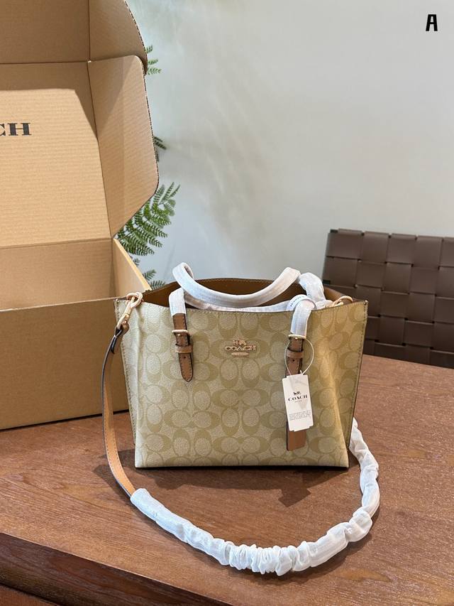 送礼首选coach Mollie Tote25托特包mollie小号托特包更加精致的感觉有没有 三隔层带拉链，超实用的小托特包 容量一点也不小，