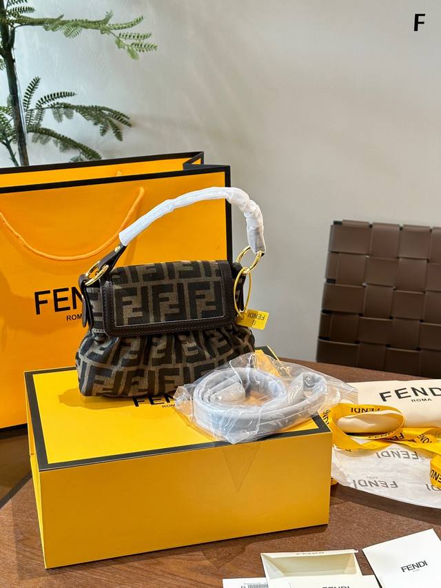 牛皮 帆布 F家中古褶皱云朵包 【Fendi】新品 牛皮 这个款式是中古款 很软很有型 尺寸：_21 13Cm