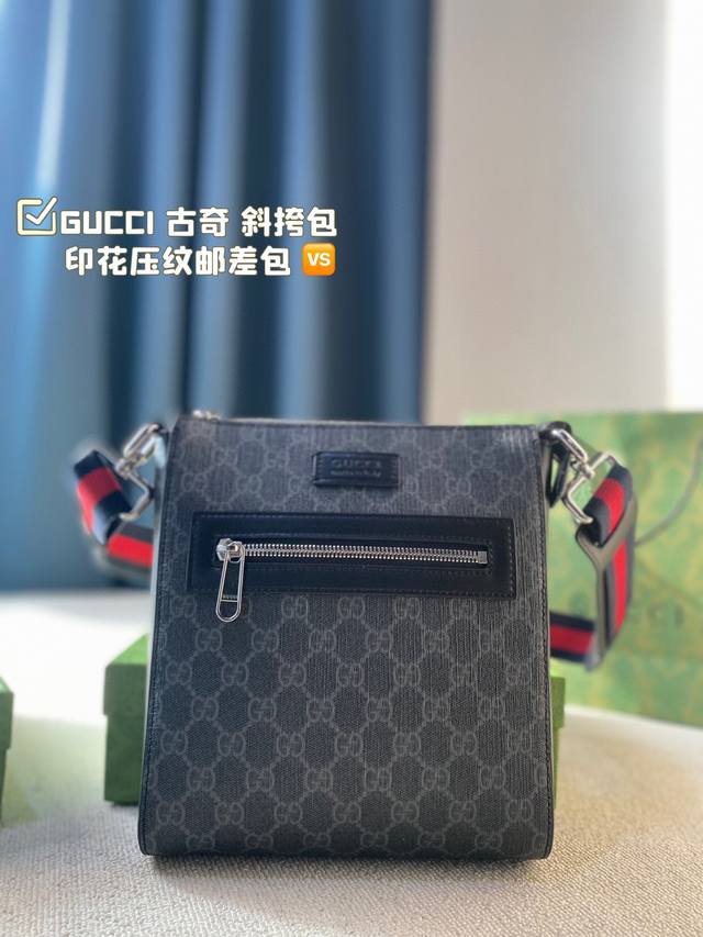 Gucci 斜挎包 款号 406410 礼盒包装！ Gg印花压纹邮差包，经典旅行配件采用全新配色在《古驰爱的进行曲》系列中焕新演绎。Gg皮革将柔