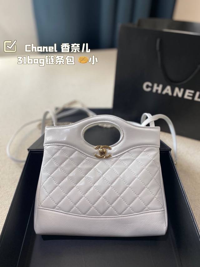 小号配折叠礼盒 Chanel 香奈儿31Bag链条包 24P新配色 作为一款多用途包，可以手拎、腋下、单肩 算是香奈儿经典包型了，真的可