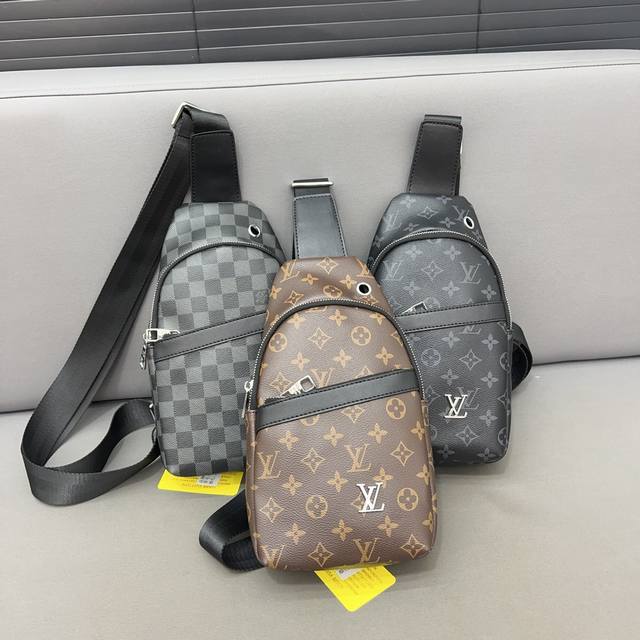 Louisvuitton 路易威登 印花胸包 斜挎单肩包 采用精湛镶嵌细工，实物拍摄 原厂原版面料 配送防尘袋30 X 17 Cm。