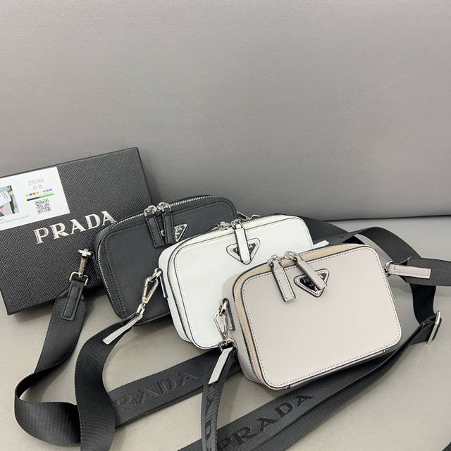 Prada 普拉达 Brique 十字纹小盒子 相机包 单肩斜挎包 采用精湛镶嵌细工，经典百搭 实物拍摄 原厂原版面料 配送防尘袋 礼盒 19 X 13