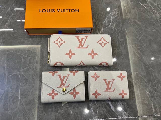 Lv M81927 用柔软的monogram Unplant皮革更新的“Portefeuille Claire”。纹理美丽的牛皮皮革上，用双色装饰的monogr