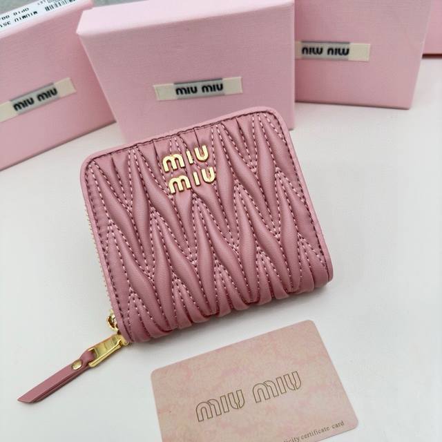 Miumiu 3511 颜色：黑色 粉色 蓝色 尺寸：10.5*10*3 说明: Miumiu专柜最新款！专柜爆款热力来袭，经典提花压纹