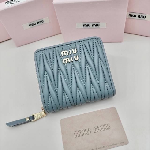 Miumiu 3511 颜色：黑色 粉色 蓝色 尺寸：10.5*10*3 说明: Miumiu专柜最新款！专柜爆款热力来袭，经典提花压纹