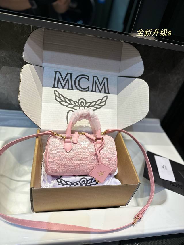 礼盒包装 Mcm这季主打就是时尚大logo Mc 新款23 枕头包！ 真是方便又实用哦！ 这款太啦！ 非常有街头风，酷炫