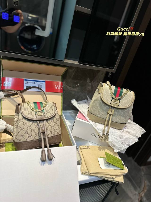 Gucci 新品双肩包 原版品质！精工制作 Gucci/古奇 经典调配件 Gucci 古奇最新火款 注意！细节 这款购物袋 将标志性图案与经典印花相结合