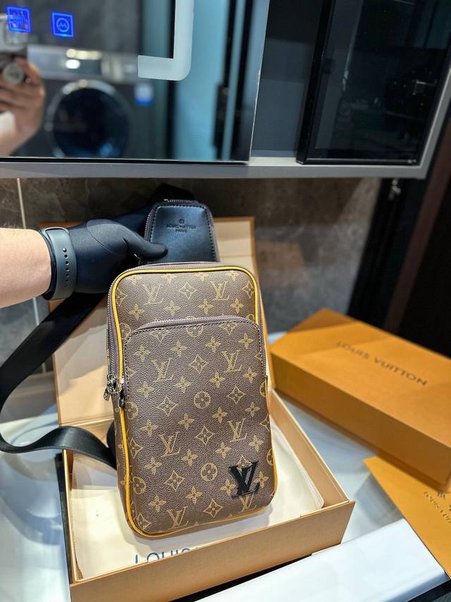 Lv/路易威登 男士2023新款saumur 经典老花涂层帆布 斜挎胸包 T尺寸：18*4*30Cm