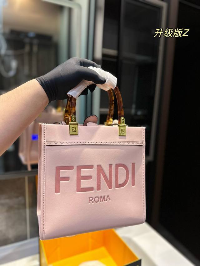 芬迪f家 Fendi Peekabo 购物袋 经典的tote造型！ 但是这款最大的特点： 手提斜挎！ 尺寸25