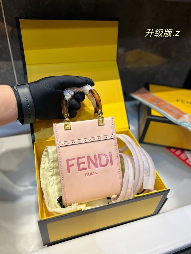 礼盒包装 Size：14.18Cm 芬迪 Fendi 迷你 小tote 今年芬迪真的是大爱！ 手提斜挎！