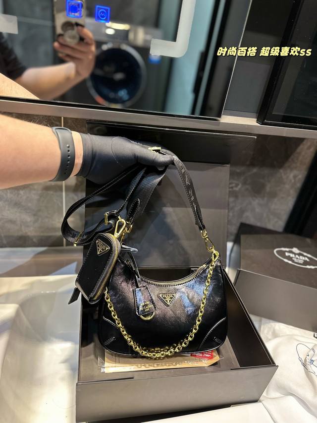 礼盒包装 Prada Hobo三合一油蜡皮 慵懒随性又好背 上身满满的惊喜 高级慵懒又随性 彻底心动的一只 Si