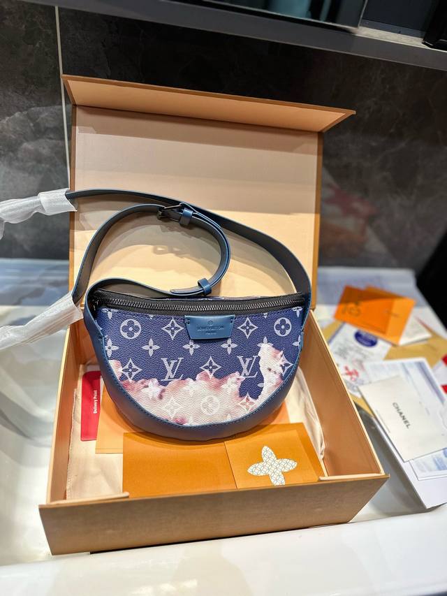 Lv Moon Crossbody 手袋以 Monogram Eclipse 涂层帆布搭配皮革饰边和肩带，考究俊逸气息不言而喻。半月形轮廓方便前后斜挎，可轻松收