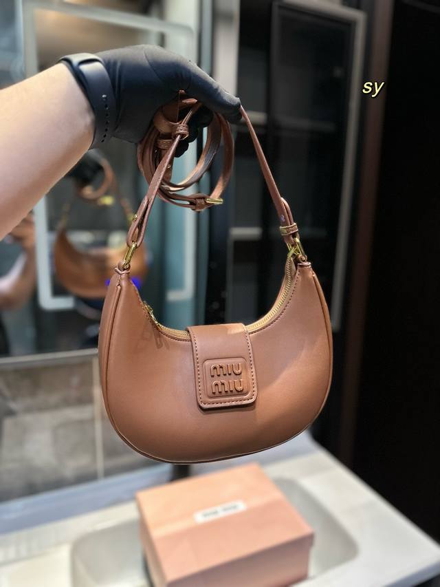 礼盒包装 Miumiu限定款手提包 简单又好看 Miumiu而且超级实用， #Miumiu新款包包尺寸24 13Cm