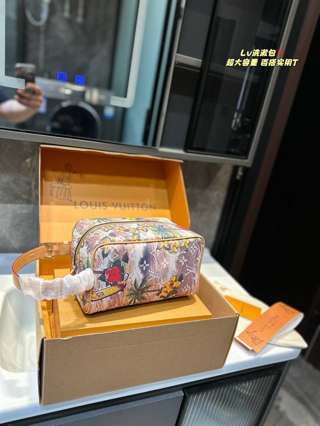 Lv 洗漱包 这世界上只有奢侈品才最懂女人！每年都会出各种化妆包造福精致girls，这款化妆包颜值高到可以直接拎出街！尺寸：23 13