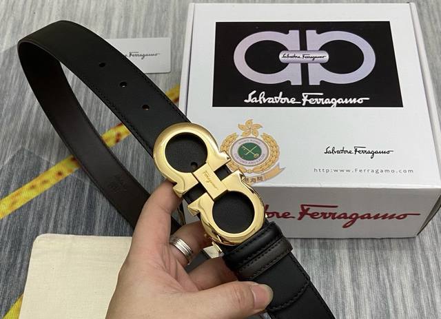 礼物首选ferragamo菲拉格慕 皮带将摩登设计与精湛的手工技艺完美结合 打造出风格华贵典雅，实用性和款式并重；3.5Cm宽 搭配最新原版真空电镀五金扣，不易