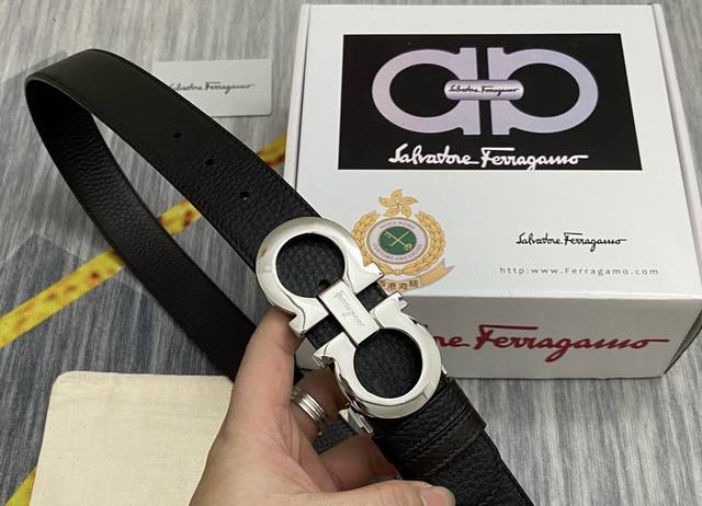 礼物首选ferragamo菲拉格慕 皮带将摩登设计与精湛的手工技艺完美结合 打造出风格华贵典雅，实用性和款式并重；3.5Cm宽 搭配最新原版真空电镀五金扣，不易