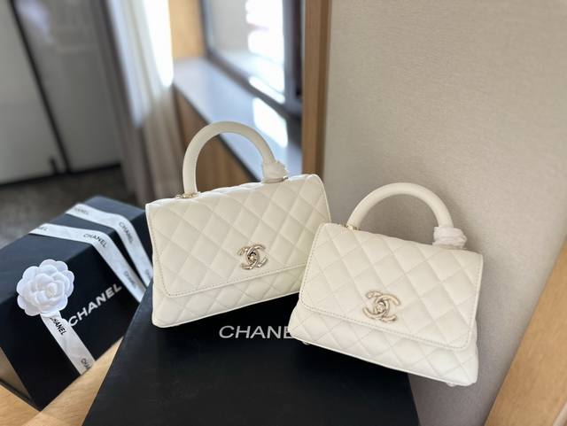 折叠礼盒包装 Chanel Coco Handle 塞尔兹堡系列 女士手提口盖包，专柜在售24500，香奈儿 Hass 御用鱼子酱牛皮材质！原装五金扣