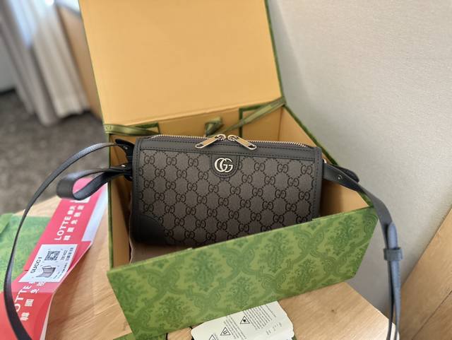 礼盒包装 配手腕带 Gucci 新品邮差包 单肩斜挎包刷爆某书 超级男士们，女士们，通通可以使用 大牌明星时尚达人 最爱单品 经典 真心狂推各位必留款