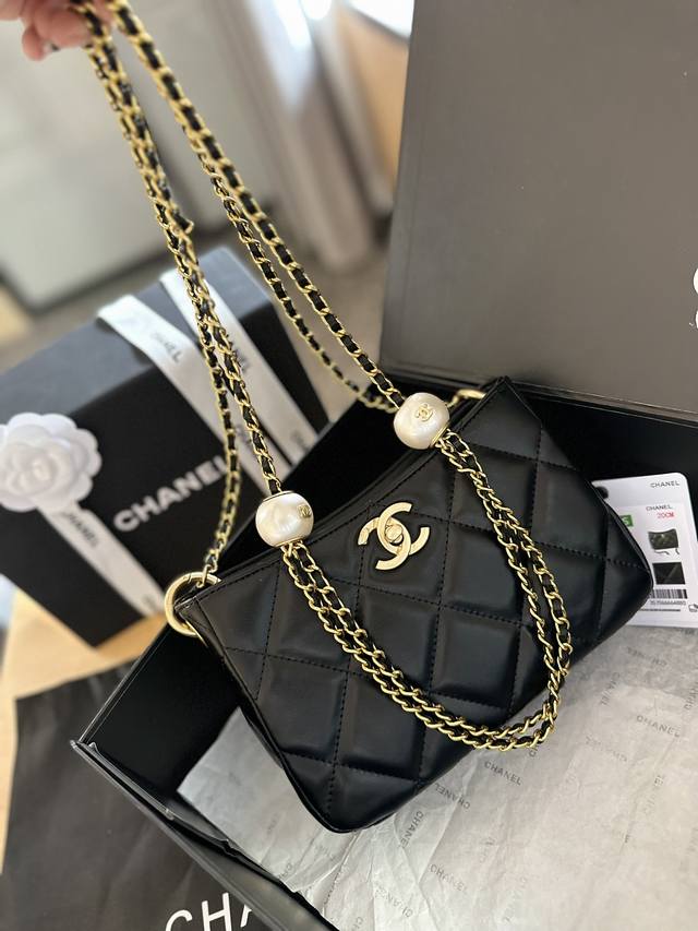 折叠礼盒包装 Chanel 24Ss 珍珠双金球 Mini Tote 但是这款真的是这一季的最爱 小巧可爱俏皮活泼 有人叫她mi