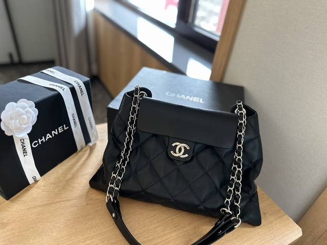 折叠礼盒包装 香奈儿chanel 中古流浪包 Vintage 机场中古流浪包 慵懒、酷飒风拉满 肉眼可见的高级。 容量大