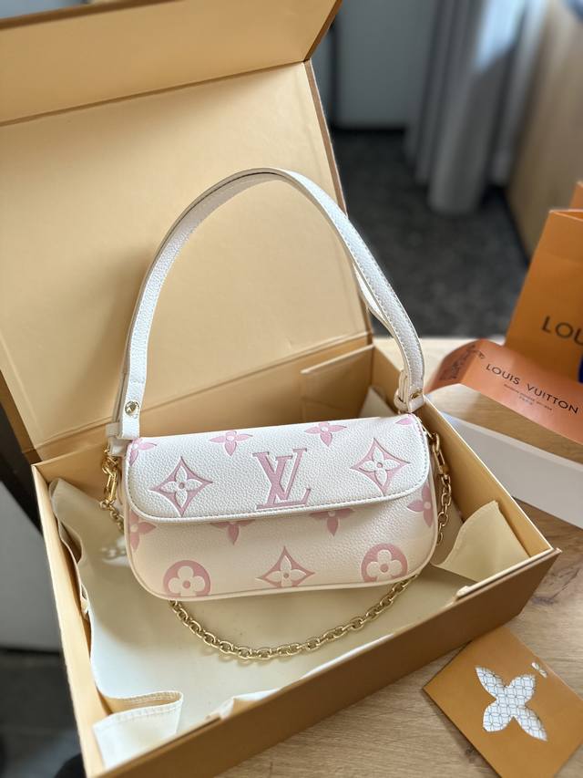 折叠礼盒包装 Lv 2024 新品 奶呼呼的ivy！巨值得！！！质感太好了，面料可耐造，这种包包就是时髦又有范！干净利落！ 重点是境外货 你背出