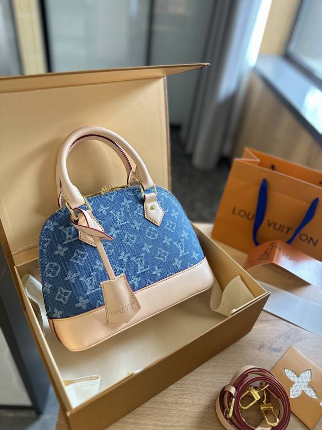 礼盒包装 Lv 24Ss 限定 丹宁牛仔贝壳包 原版高品质 包包这款retiro 手袋以标志性的老花面料制成 经典永恒。优雅低调的外形设计和宽敞的包身更