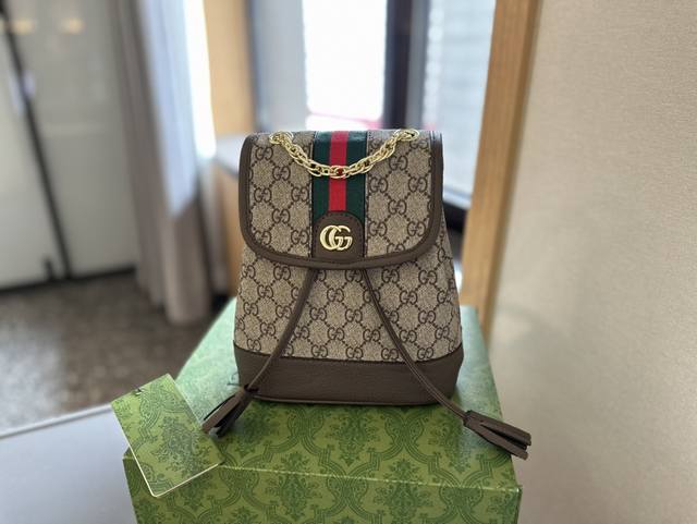 折叠礼盒包装 Gucci 新品双肩包 原版品质！精工制作 Gucci/古奇 经典调配件 Gucci 古奇最新火款 注意！细节 这款购物袋 将标志