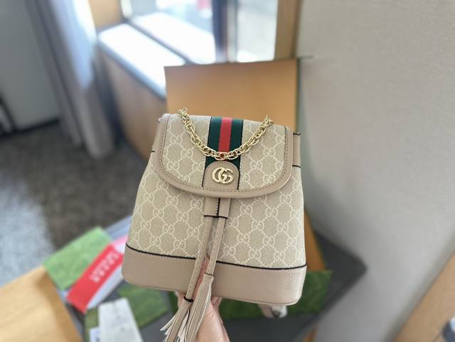 折叠礼盒包装 Gucci 新品双肩包 原版品质！精工制作 Gucci/古奇 经典调配件 Gucci 古奇最新火款 注意！细节 这款购物袋 将标志