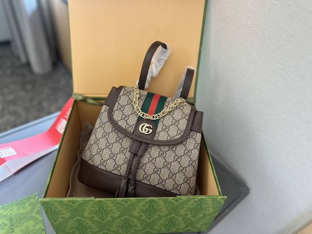 折叠礼盒包装 Gucci 新品双肩包 原版品质！精工制作 Gucci/古奇 经典调配件 Gucci 古奇最新火款 注意！细节 这款购物袋 将标志